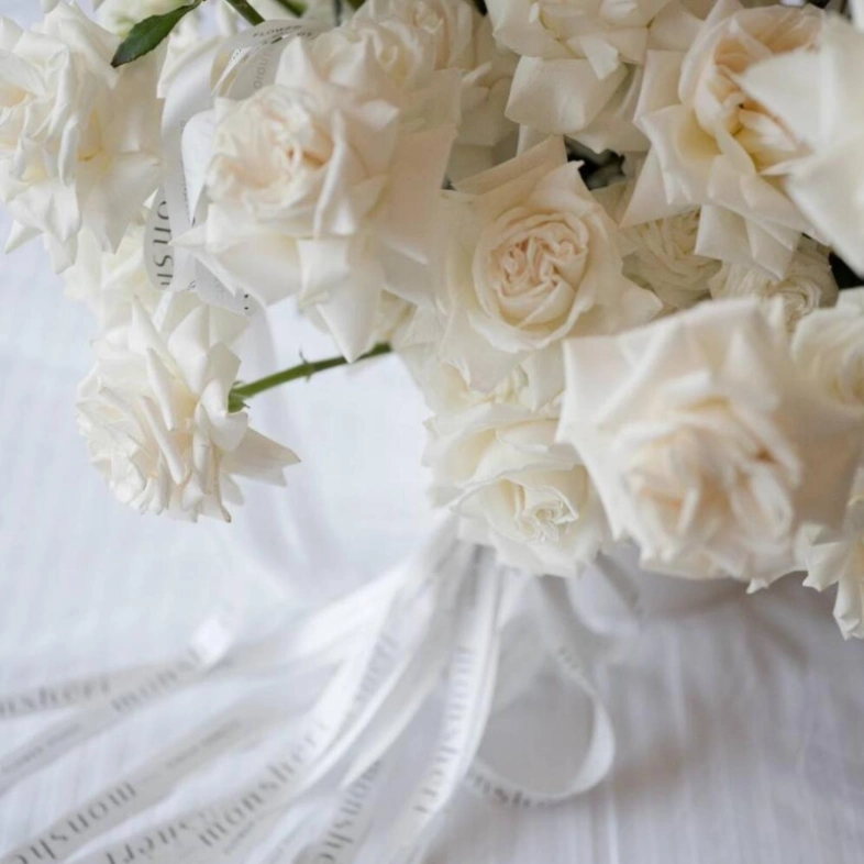 Роскошная композиция из белых французских роз 51