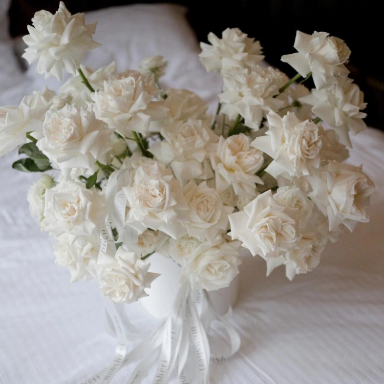 Роскошная композиция из белых французских роз 51