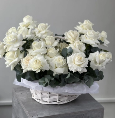 Корзина с белыми розами и эвкалиптом