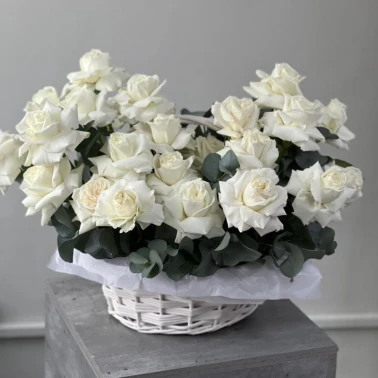 Корзина с белыми розами и эвкалиптом