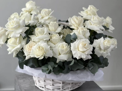 Корзина с белыми розами и эвкалиптом