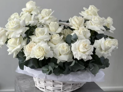 Корзина с белыми розами и эвкалиптом