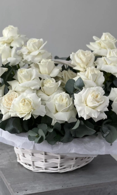Корзина с белыми розами и эвкалиптом