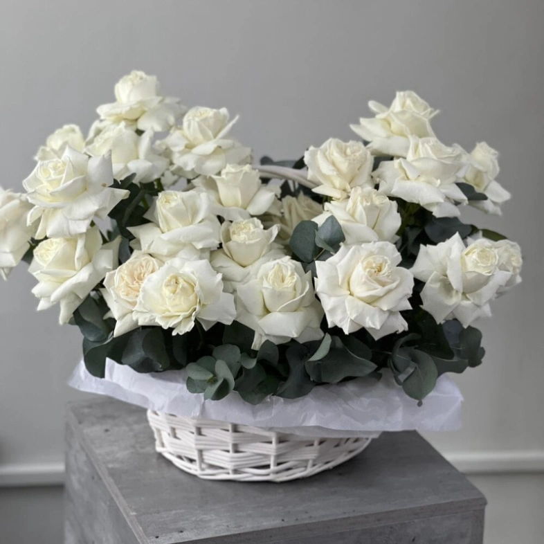 Корзина с белыми розами и эвкалиптом