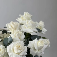 Корзина с белыми розами и эвкалиптом 2