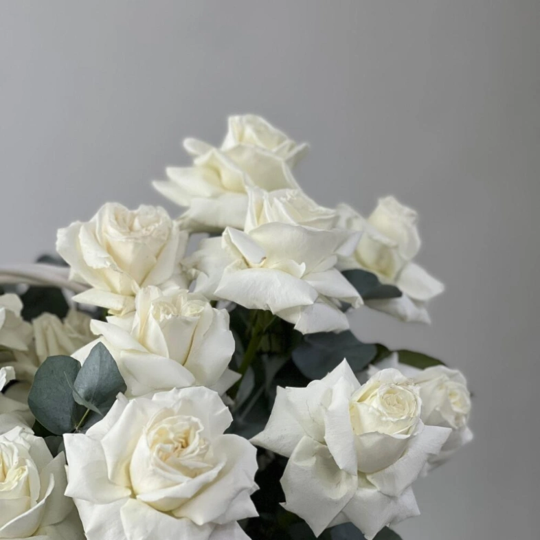 Корзина с белыми розами и эвкалиптом