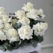 Корзина с белыми розами и эвкалиптом 3