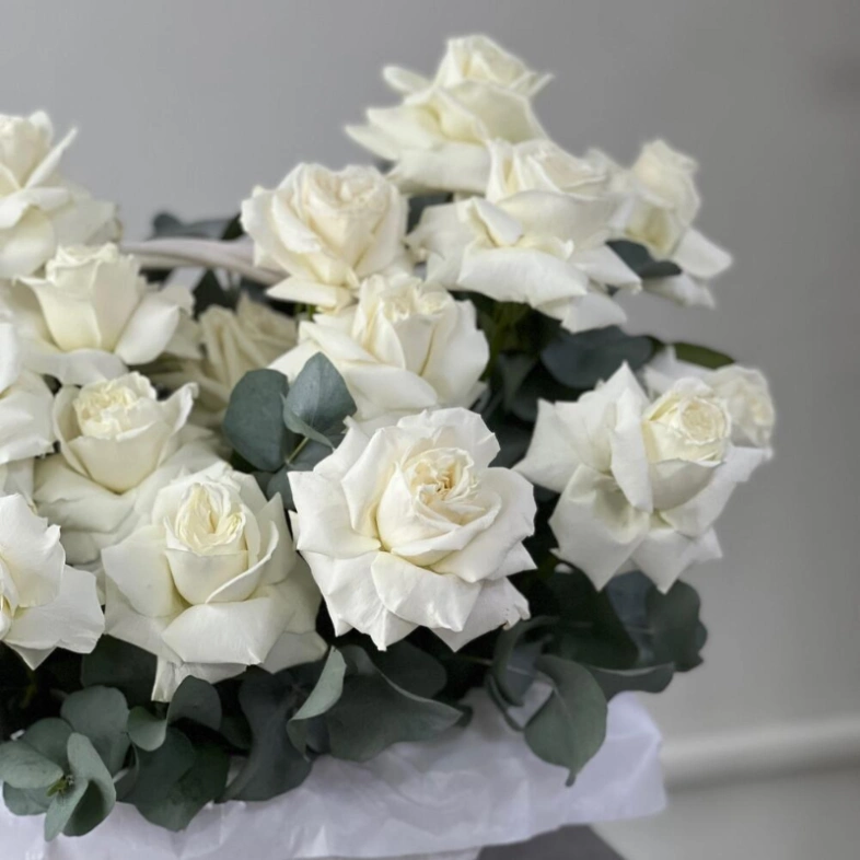 Корзина с белыми розами и эвкалиптом