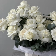 Корзина с белыми розами и эвкалиптом 1