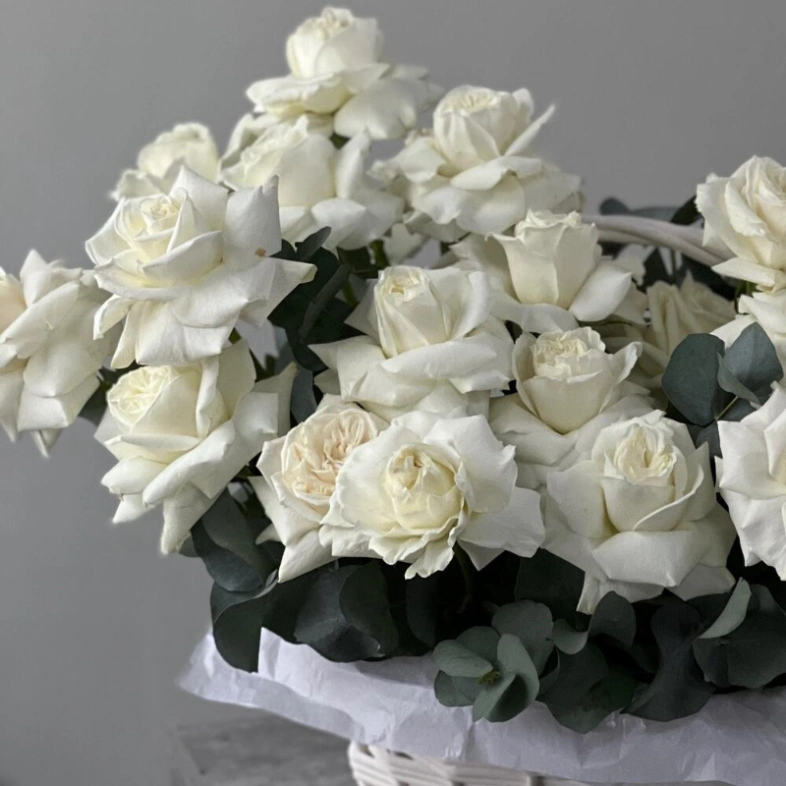 Корзина с белыми розами и эвкалиптом