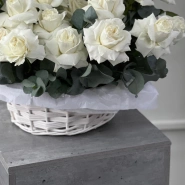 Корзина с белыми розами и эвкалиптом 4