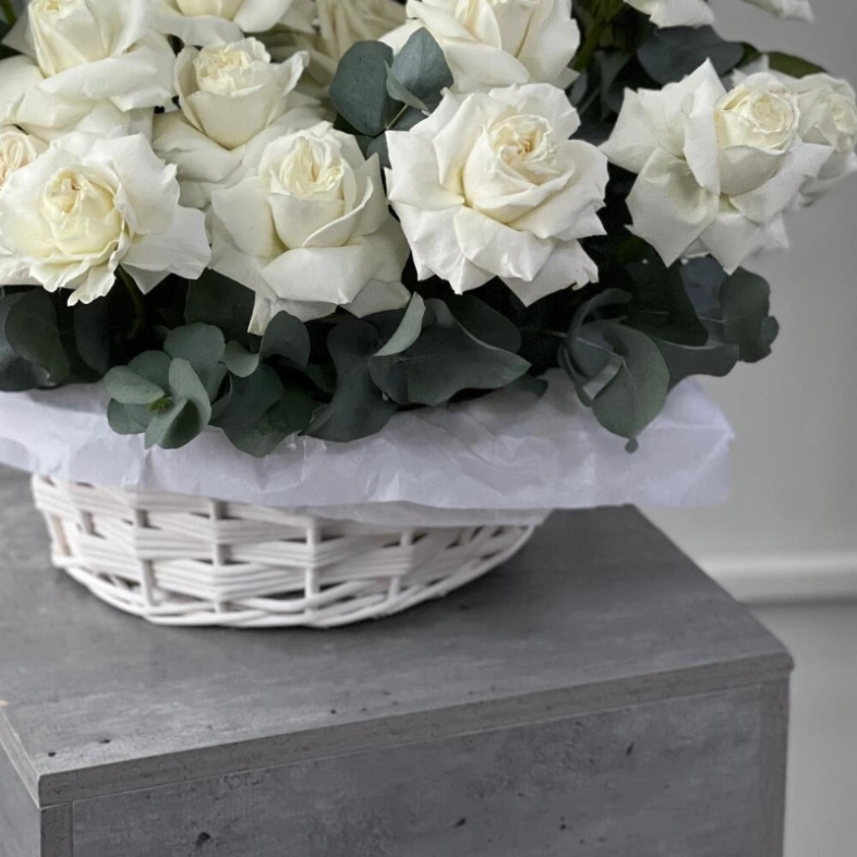 Корзина с белыми розами и эвкалиптом