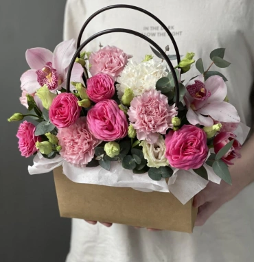 Композиция с орхидеей, кустовыми пионовидными розами и диантусом