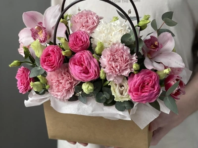 Композиция с орхидеей, кустовыми пионовидными розами и диантусом