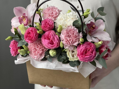 Композиция с орхидеей, кустовыми пионовидными розами и диантусом