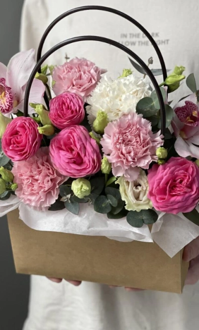 Композиция с орхидеей, кустовыми пионовидными розами и диантусом