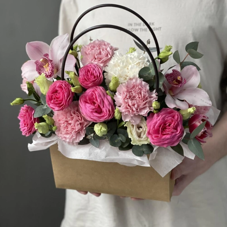 Композиция с орхидеей, кустовыми пионовидными розами и диантусом