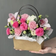 Композиция с орхидеей, кустовыми пионовидными розами и диантусом 4