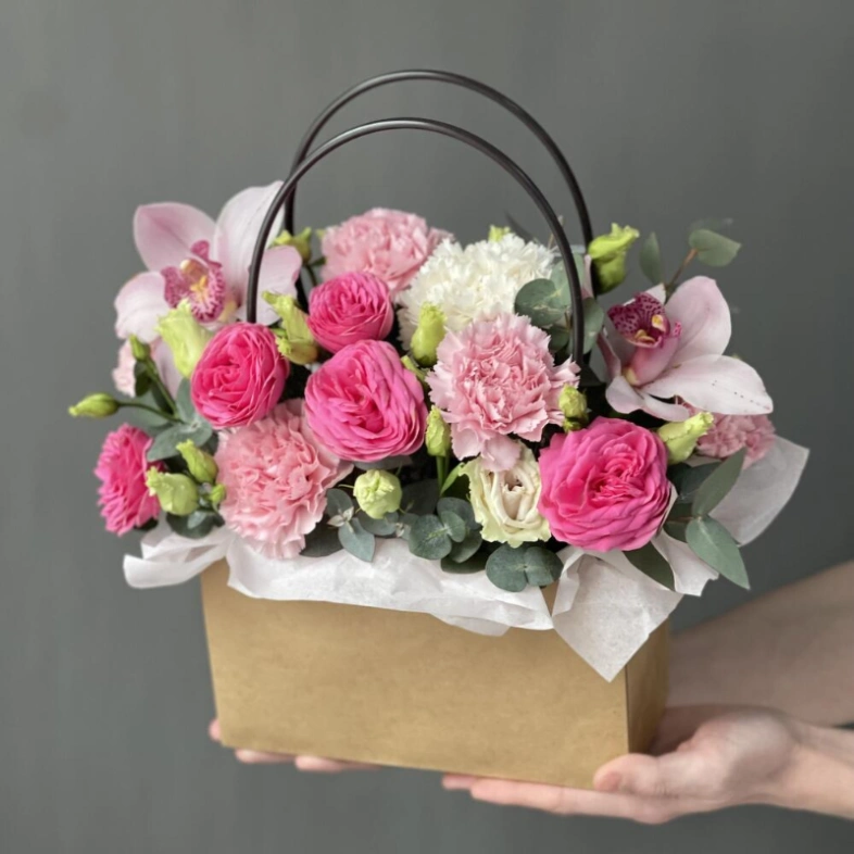 Композиция с орхидеей, кустовыми пионовидными розами и диантусом