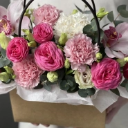 Композиция с орхидеей, кустовыми пионовидными розами и диантусом 3