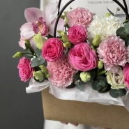 Композиция с орхидеей, кустовыми пионовидными розами и диантусом 2