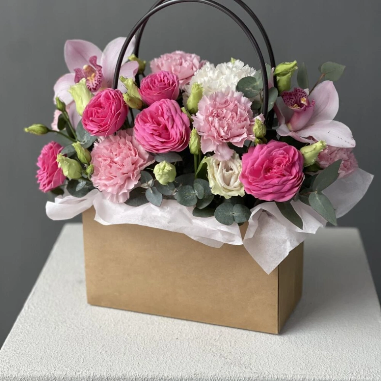 Композиция с орхидеей, кустовыми пионовидными розами и диантусом