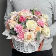 Корзина с цветами в нежных оттенках 0