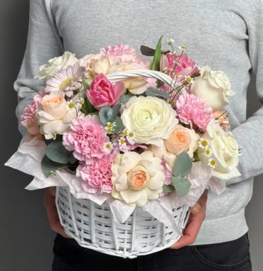 Корзина с цветами в нежных оттенках