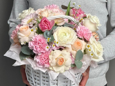 Корзина с цветами в нежных оттенках