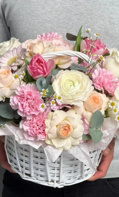 Корзина с цветами в нежных оттенках
