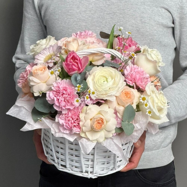 Корзина с цветами в нежных оттенках