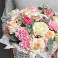 Корзина с цветами в нежных оттенках 3