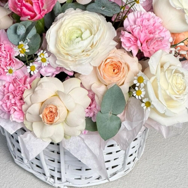 Корзина с цветами в нежных оттенках