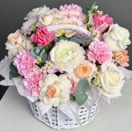 Корзина с цветами в нежных оттенках 2