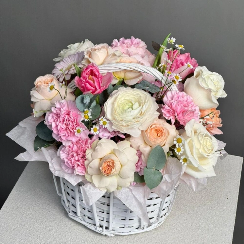 Корзина с цветами в нежных оттенках