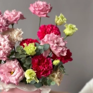 Композиция в сумочке с ажурной эустомой 4