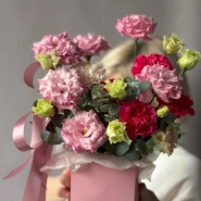 Композиция в сумочке с ажурной эустомой 1