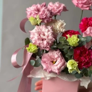 Композиция в сумочке с ажурной эустомой 3