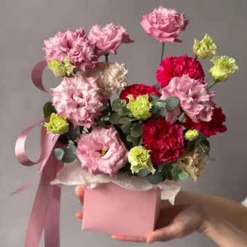 Композиция в сумочке с ажурной эустомой