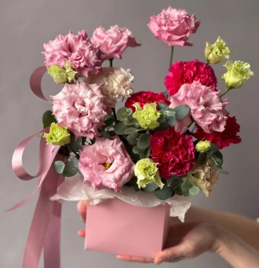 Композиция в сумочке с ажурной эустомой