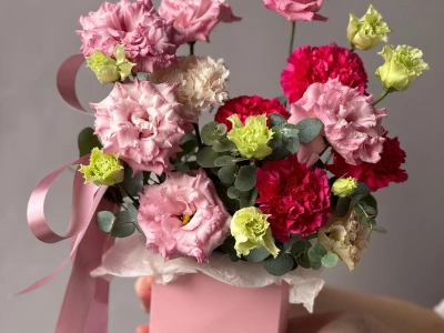 Композиция в сумочке с ажурной эустомой