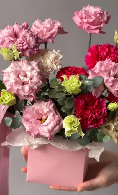 Композиция в сумочке с ажурной эустомой