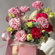 Композиция в сумочке с ажурной эустомой 2