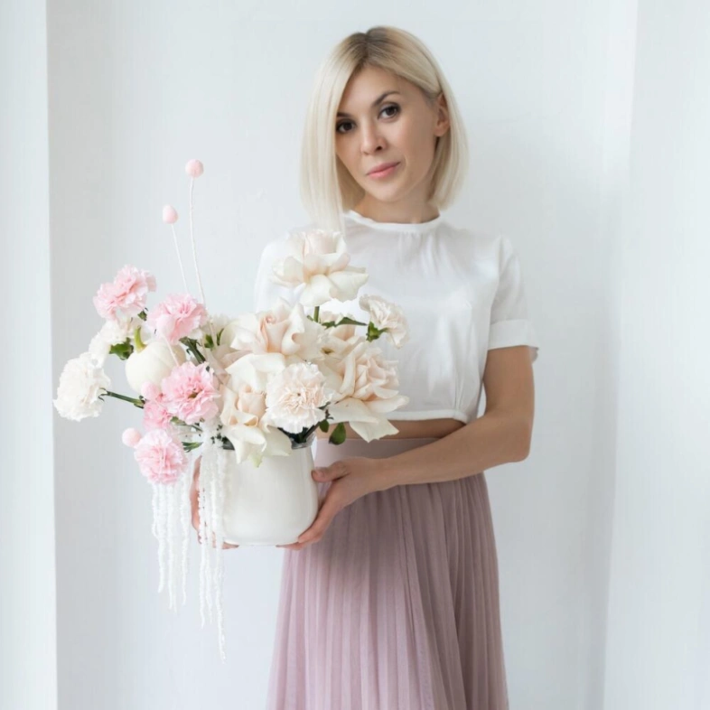 Композиция роз и диантусов в кашпо