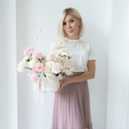 Композиция роз и диантусов в кашпо 4