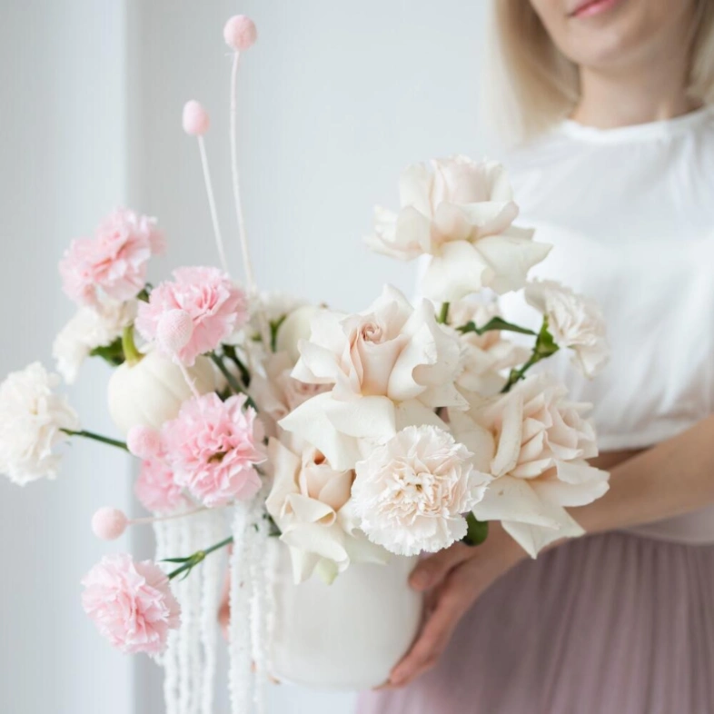 Композиция роз и диантусов в кашпо