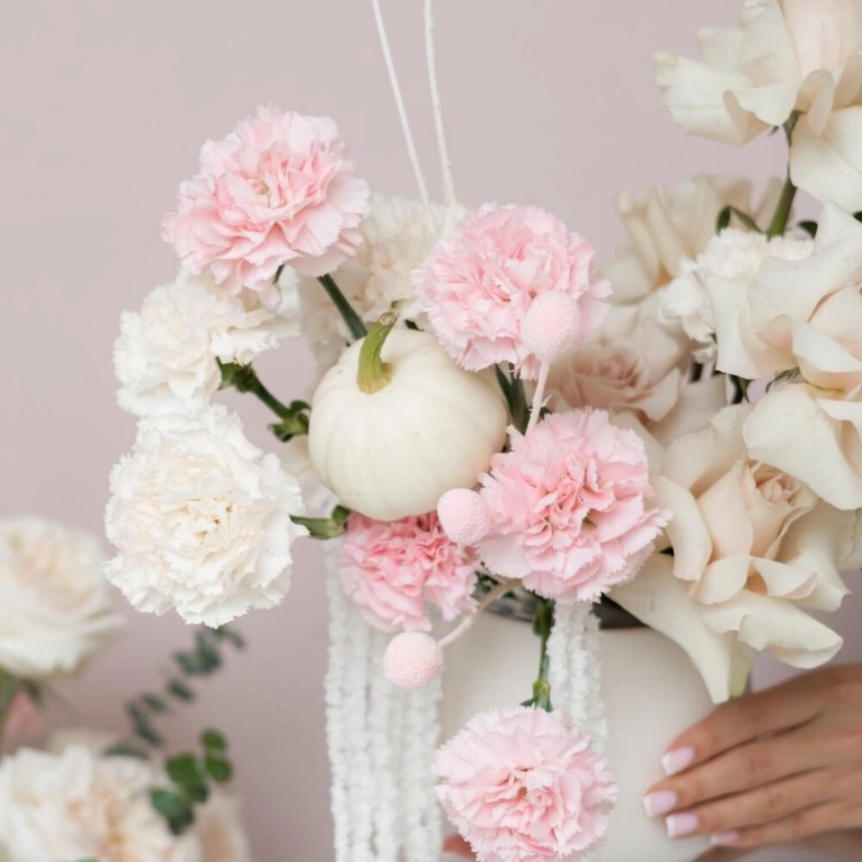 Композиция роз и диантусов в кашпо