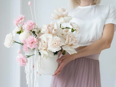 Композиция роз и диантусов в кашпо