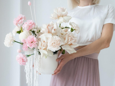 Композиция роз и диантусов в кашпо