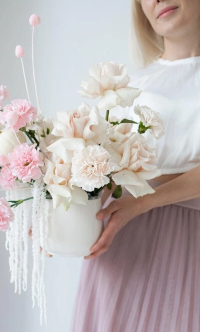 Композиция роз и диантусов в кашпо